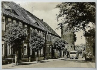 Ansichtskarte Lenzen (Elbe) – Berliner Straße und “Stumpfer Turm” [ungelaufen].